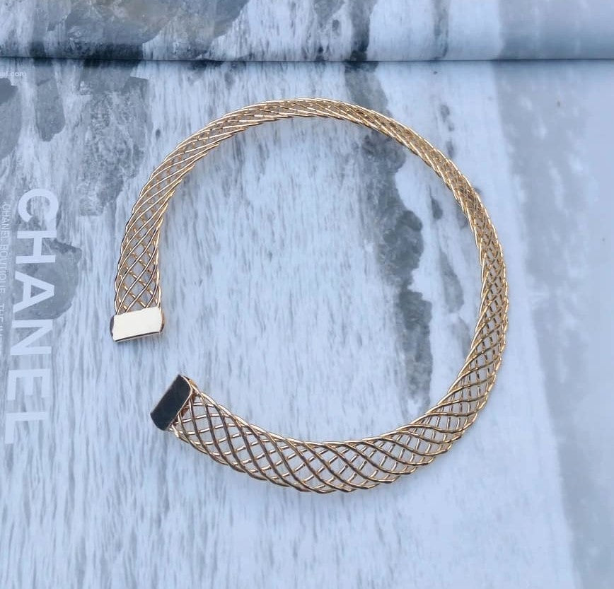 The Golden Lattice Choker
