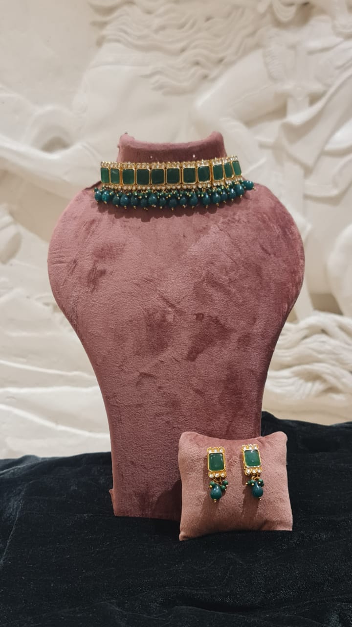 Green neck choker