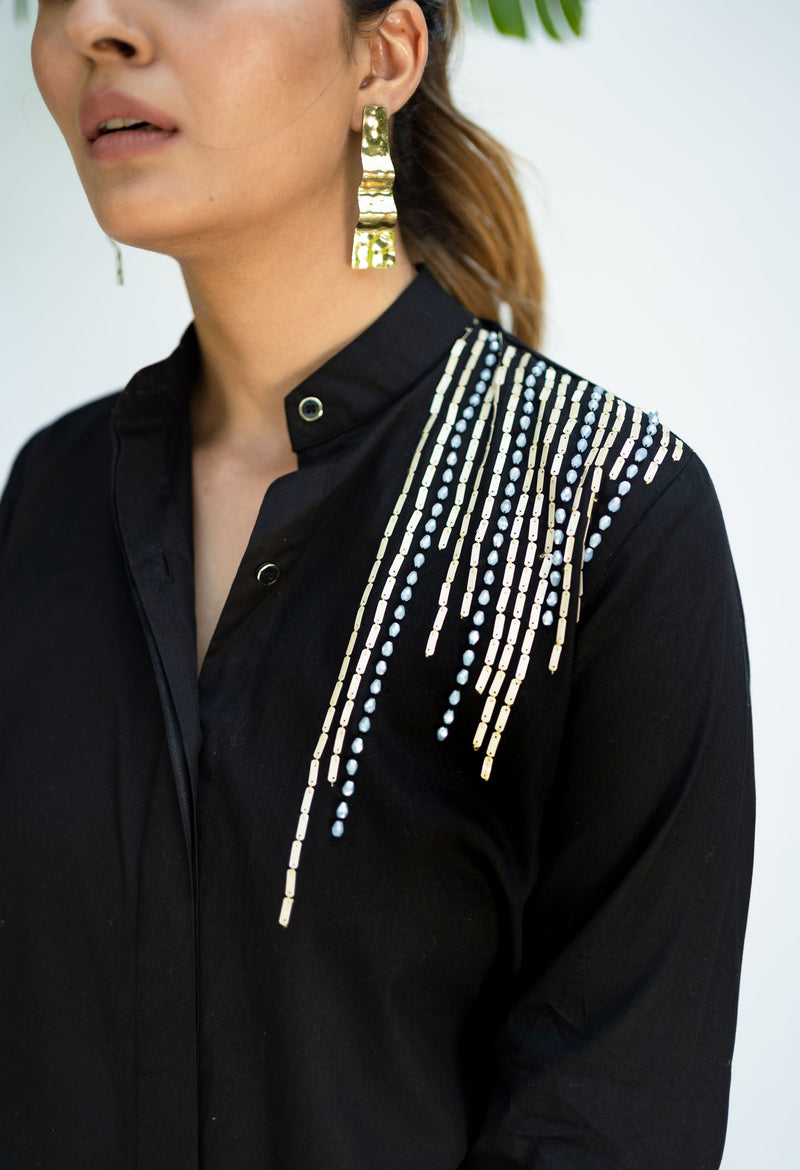 VERTICAL LINES ON BLACK SHIRT