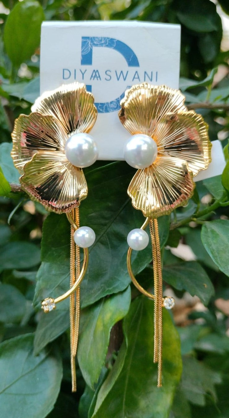 Shimmering Floral Pearl Earring