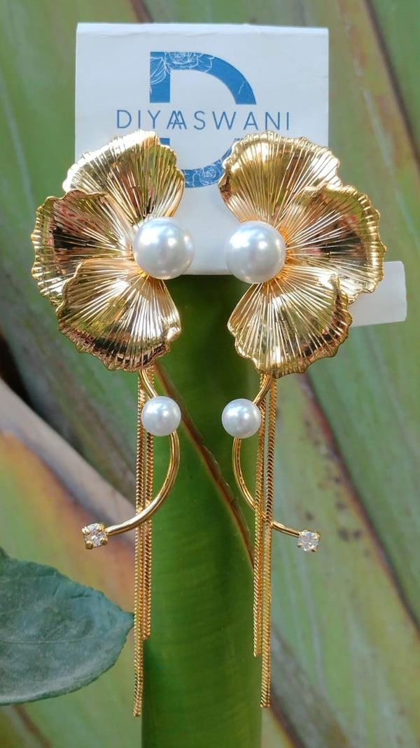 Shimmering Floral Pearl Earring