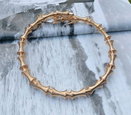 The Spiral Ridge Collar choker