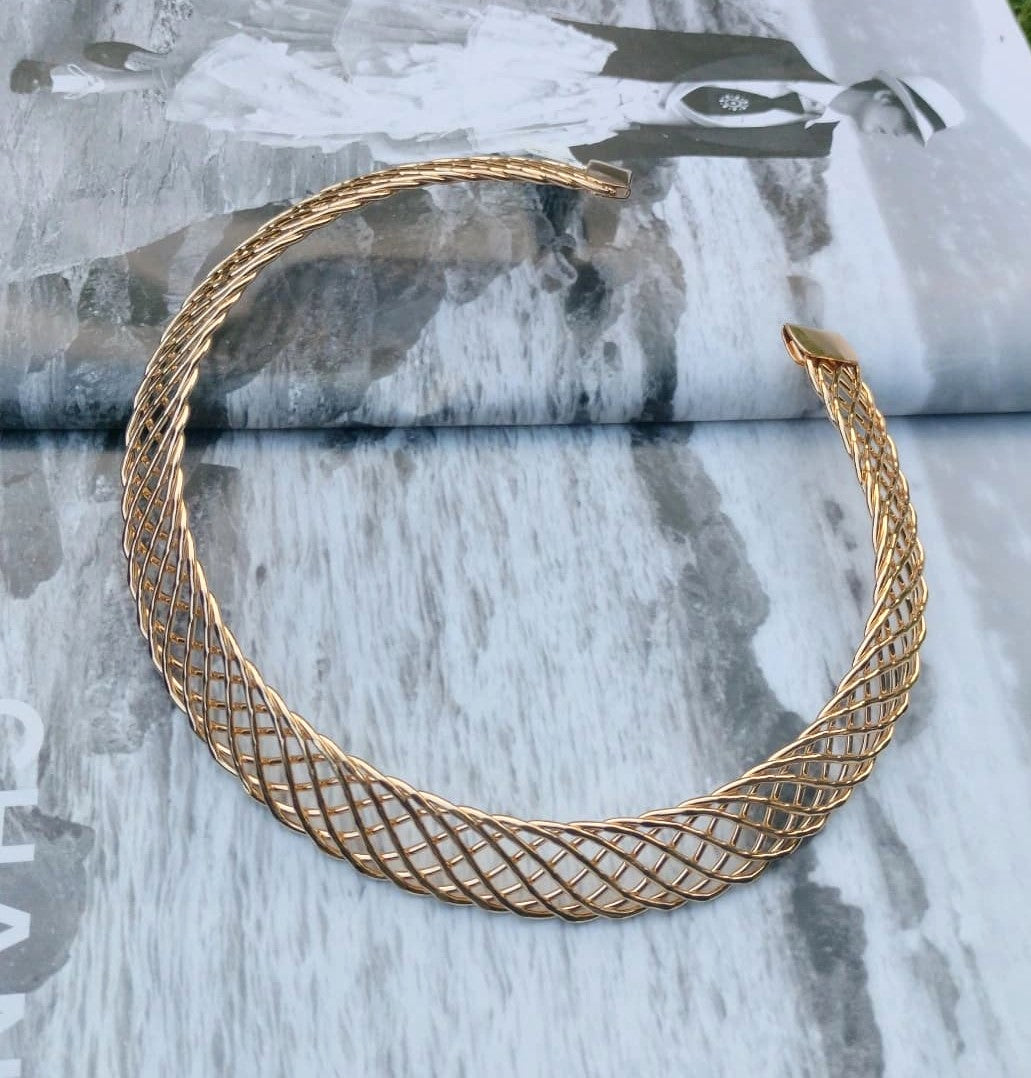 The Golden Lattice Choker